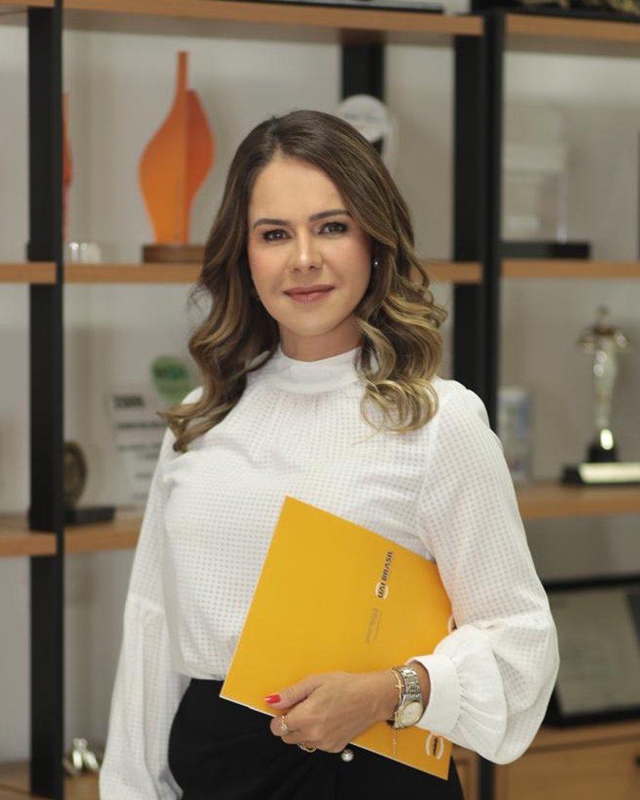 Débora Balarim, corretora de seguros, em retrato profissional.